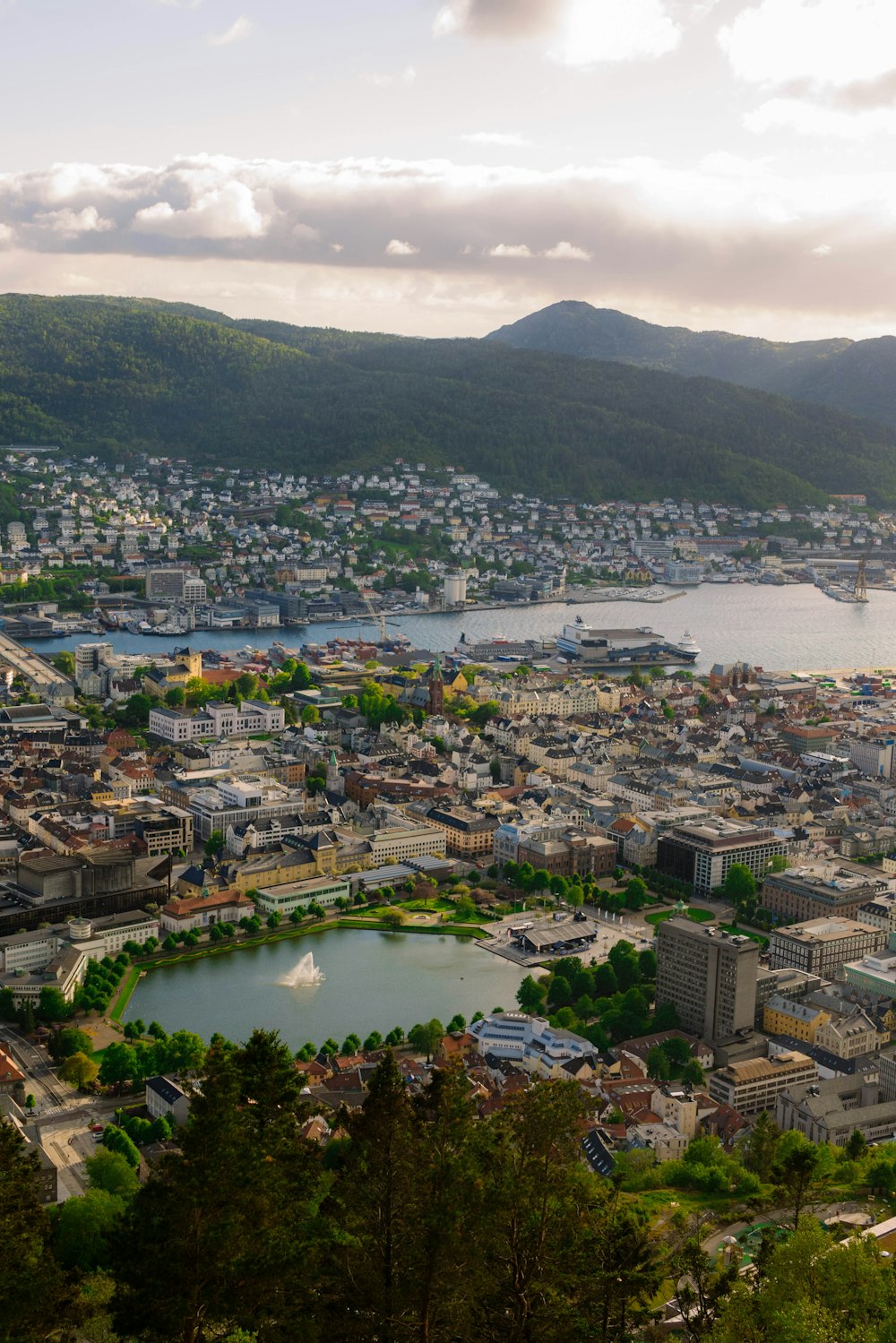 Vue aérienne des bâtiments de la ville près d’un plan d’eau pendant la journée