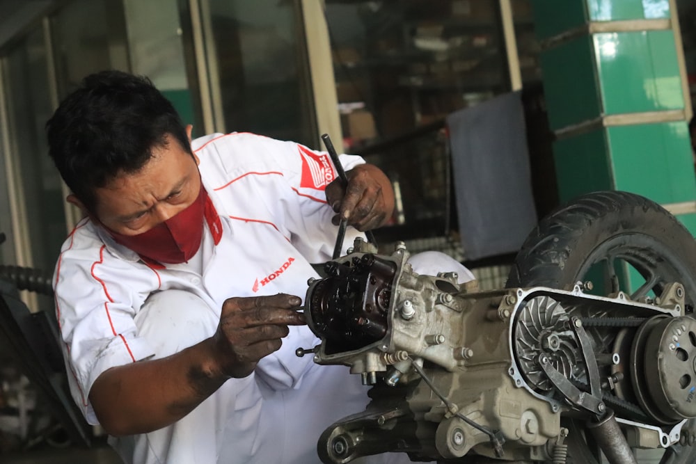 Ein Mann arbeitet an einem Motorrad in einer Garage