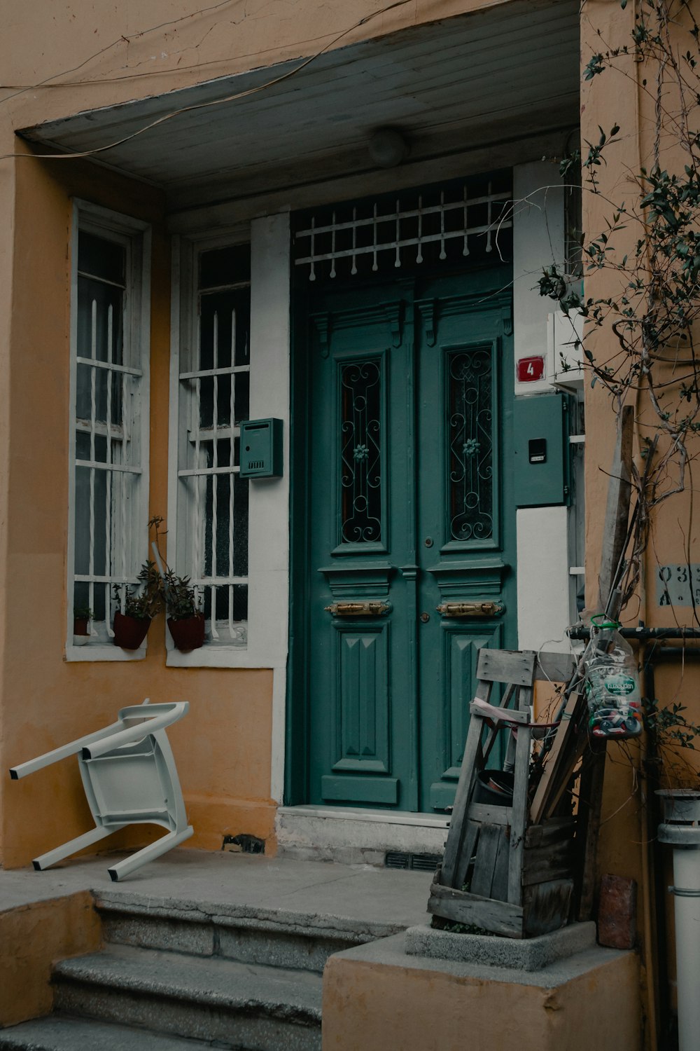 茶色の木の横の青い木製のドア