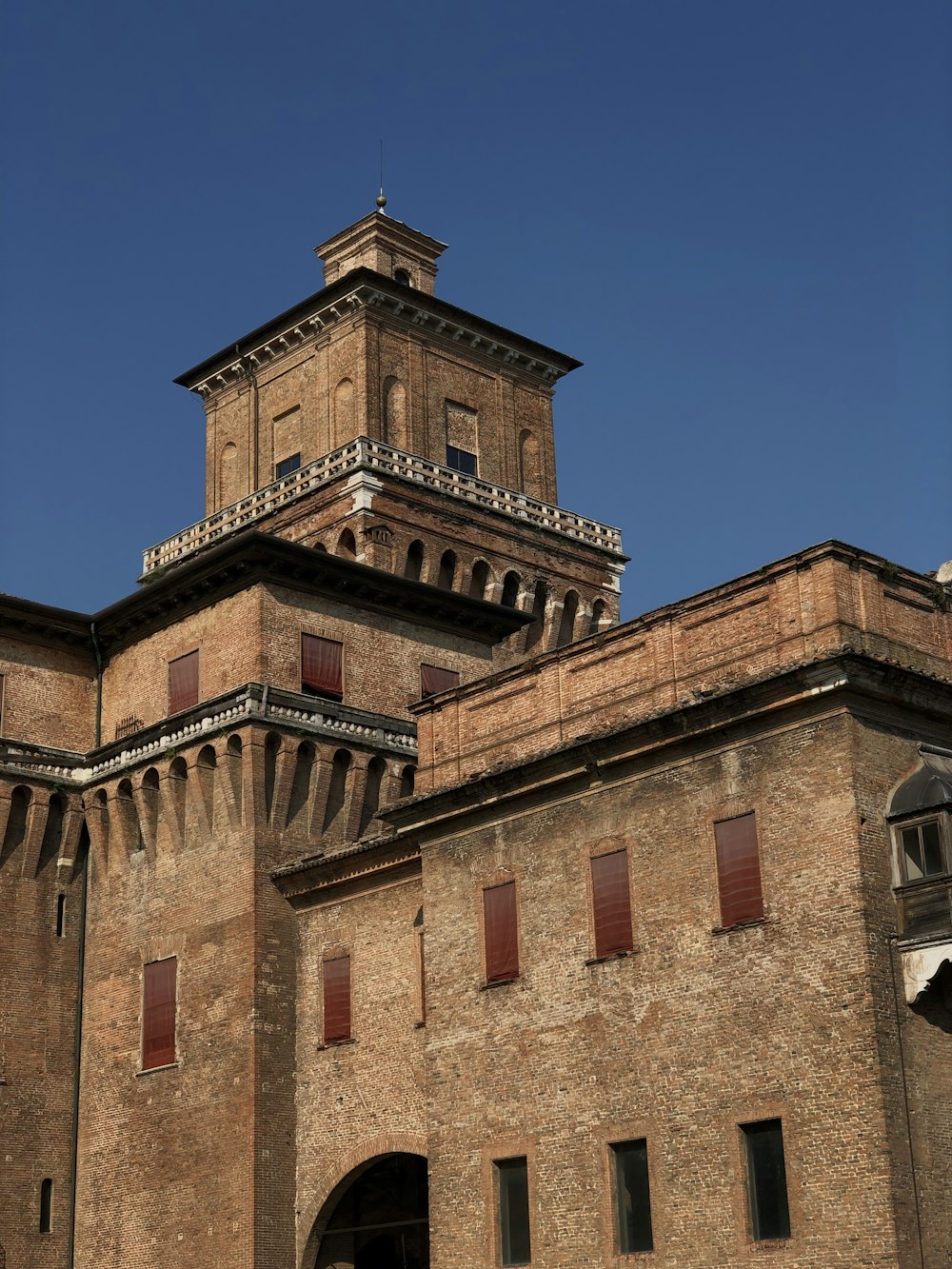 Un alto edificio in mattoni con una torre dell'orologio