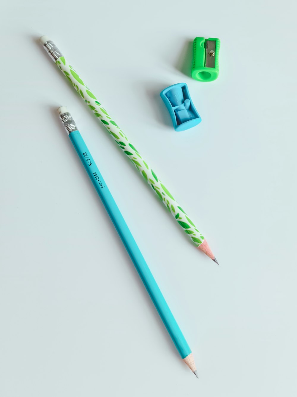 un lápiz y una goma de borrar sentados uno al lado del otro