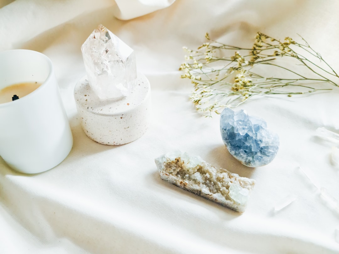 天青石海藍寶：探索水晶寶石的療癒力量，淨化身心靈