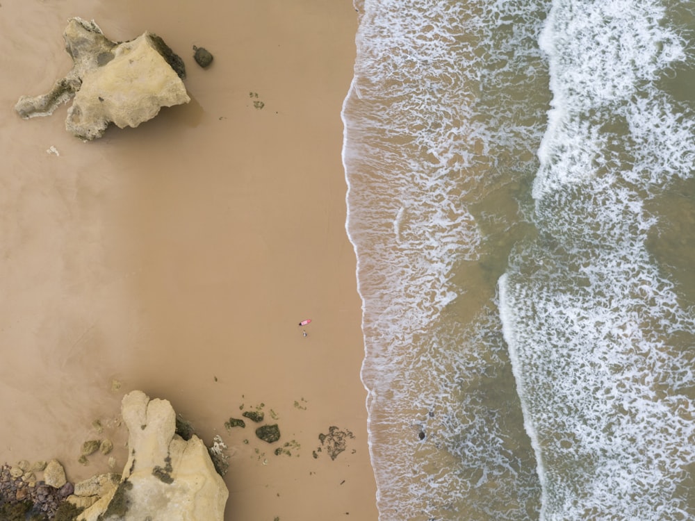 Luftaufnahme eines Sandstrandes und des Ozeans