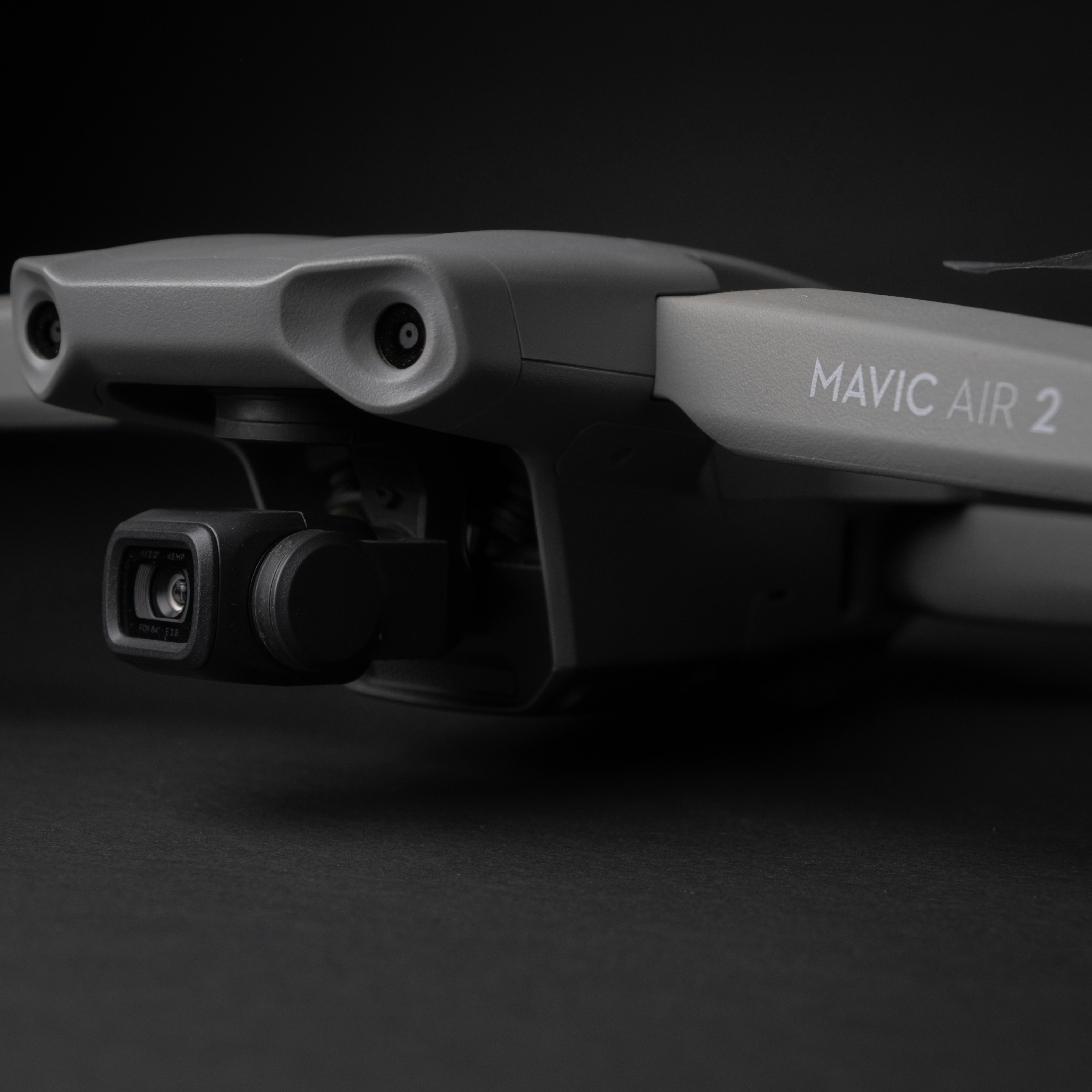 Primo piano di una fotocamera collegata a un dispositivo