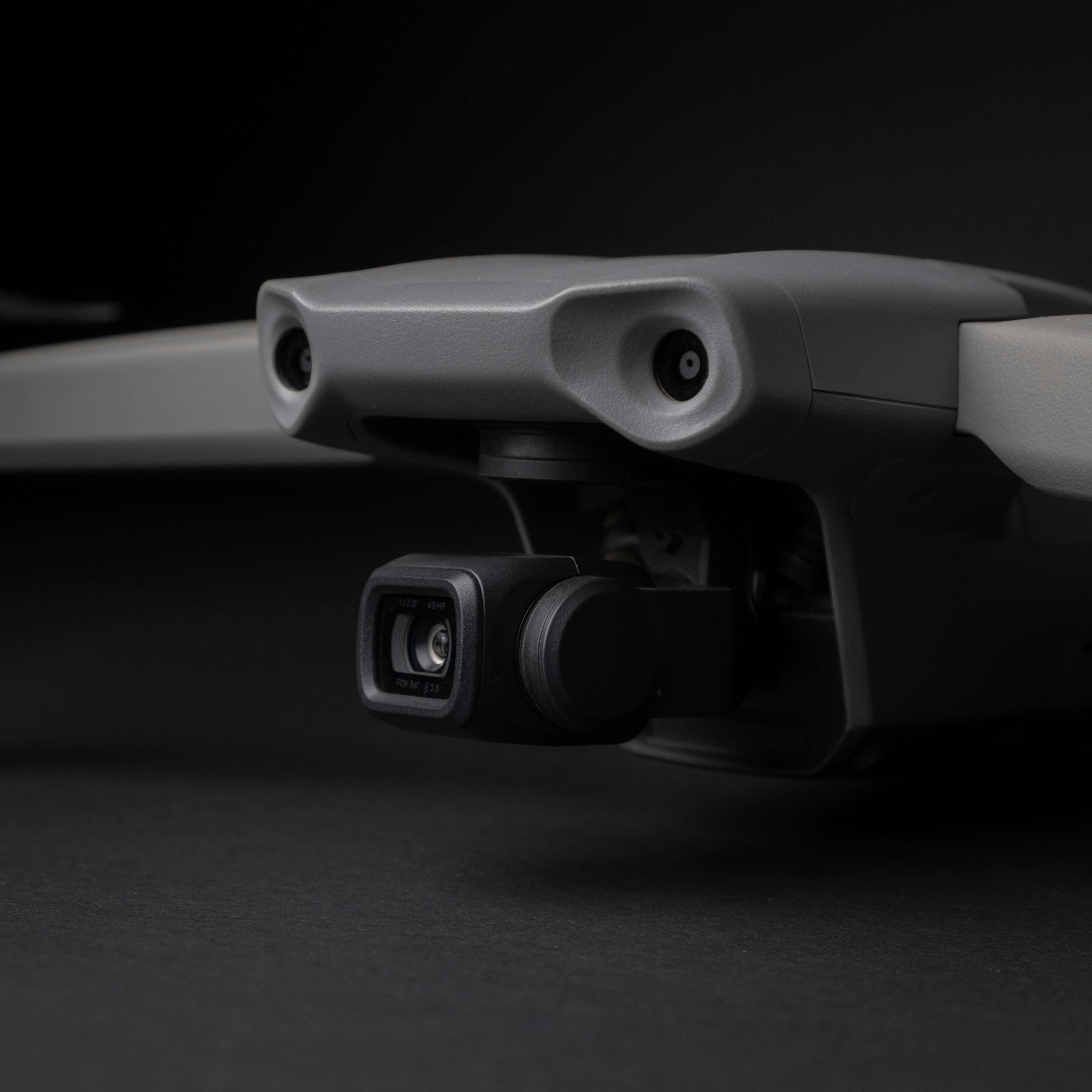 Un primo piano di una telecamera attaccata a uno skateboard