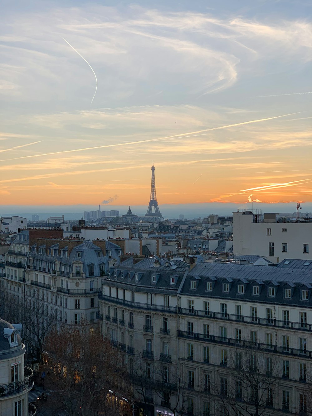 a torre eiffel que se eleva sobre a cidade de paris