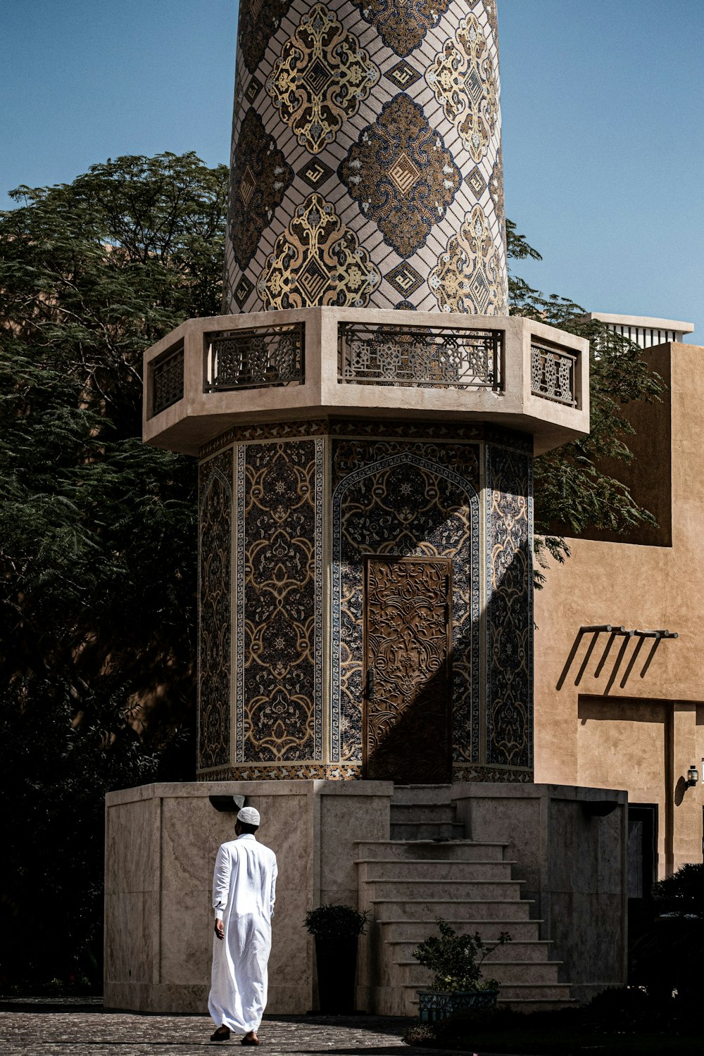 Un hombre parado frente a una torre alta