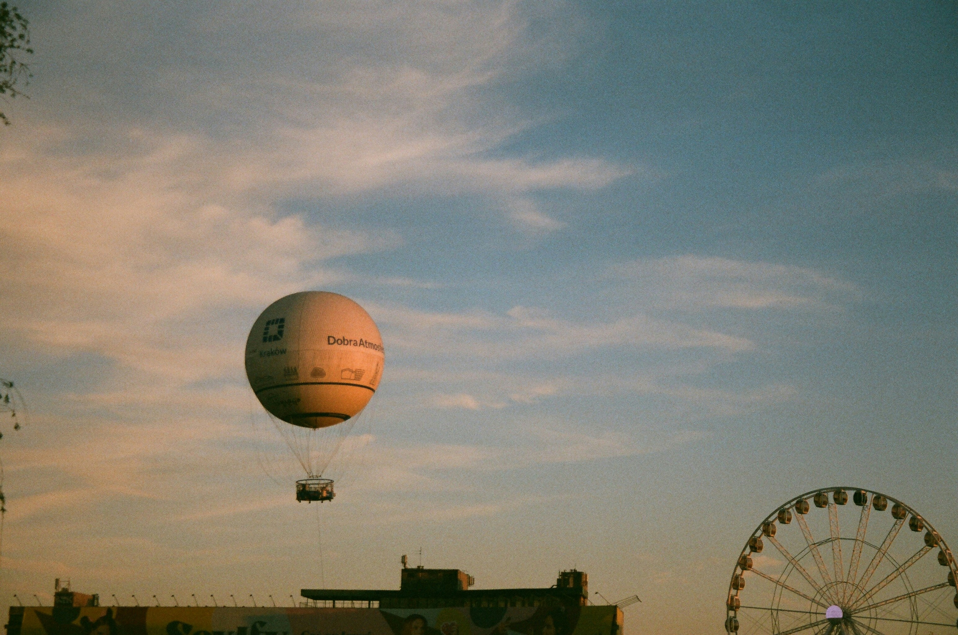 Globo aerostático en el cielo durante el día