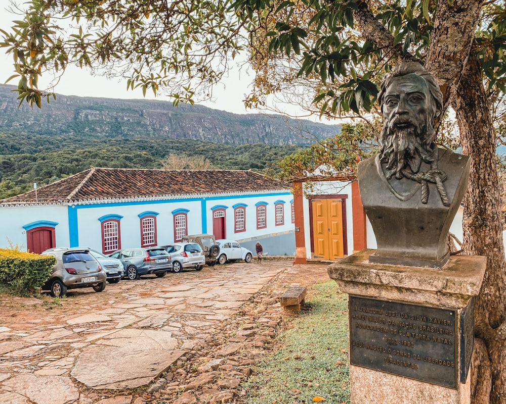 una statua di un uomo barbuto di fronte a un edificio