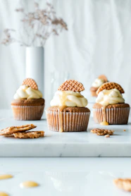 Mulher produzindo doces artesanais para empreendedorismo na confeitaria
