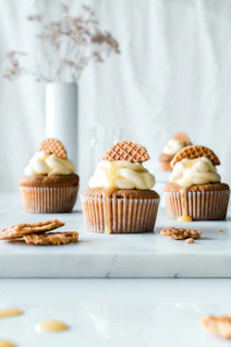 Mulher produzindo doces artesanais para empreendedorismo na confeitaria