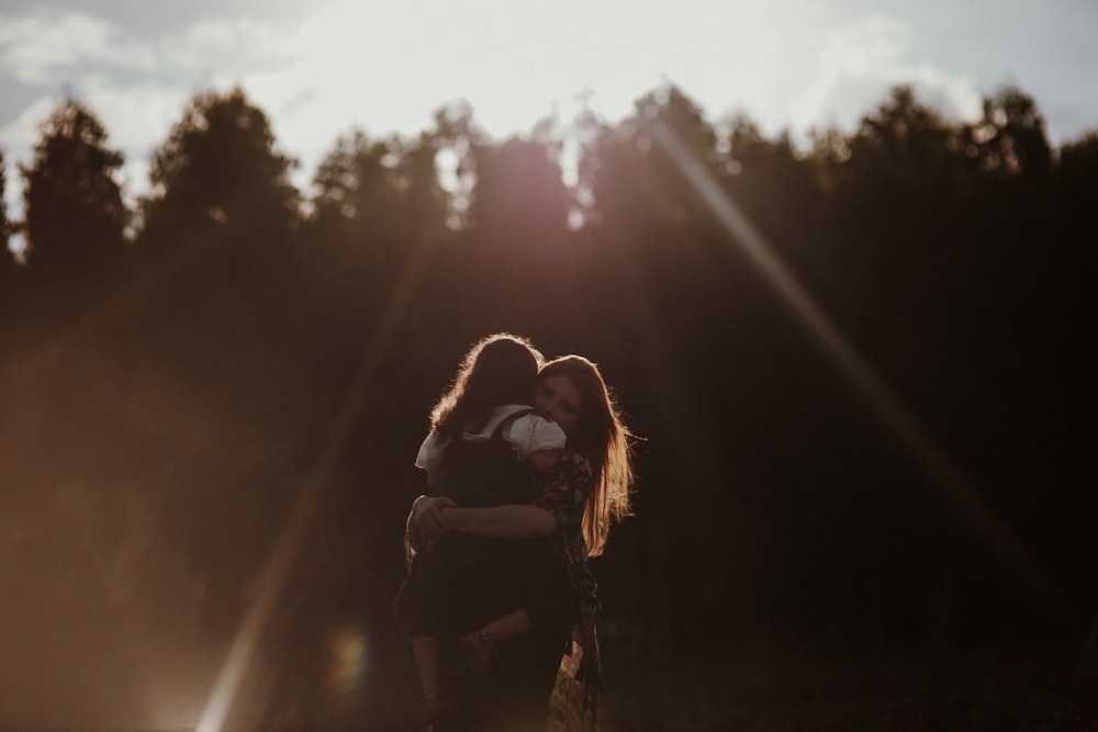 un couple de personnes debout dans l’herbe