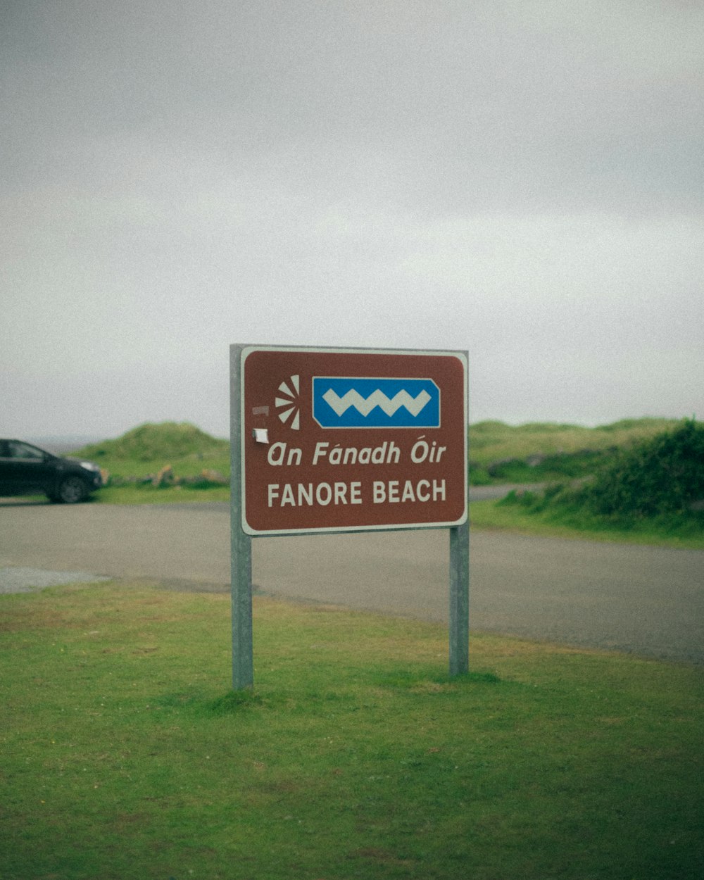 a sign on the side of the road that says fanore beach