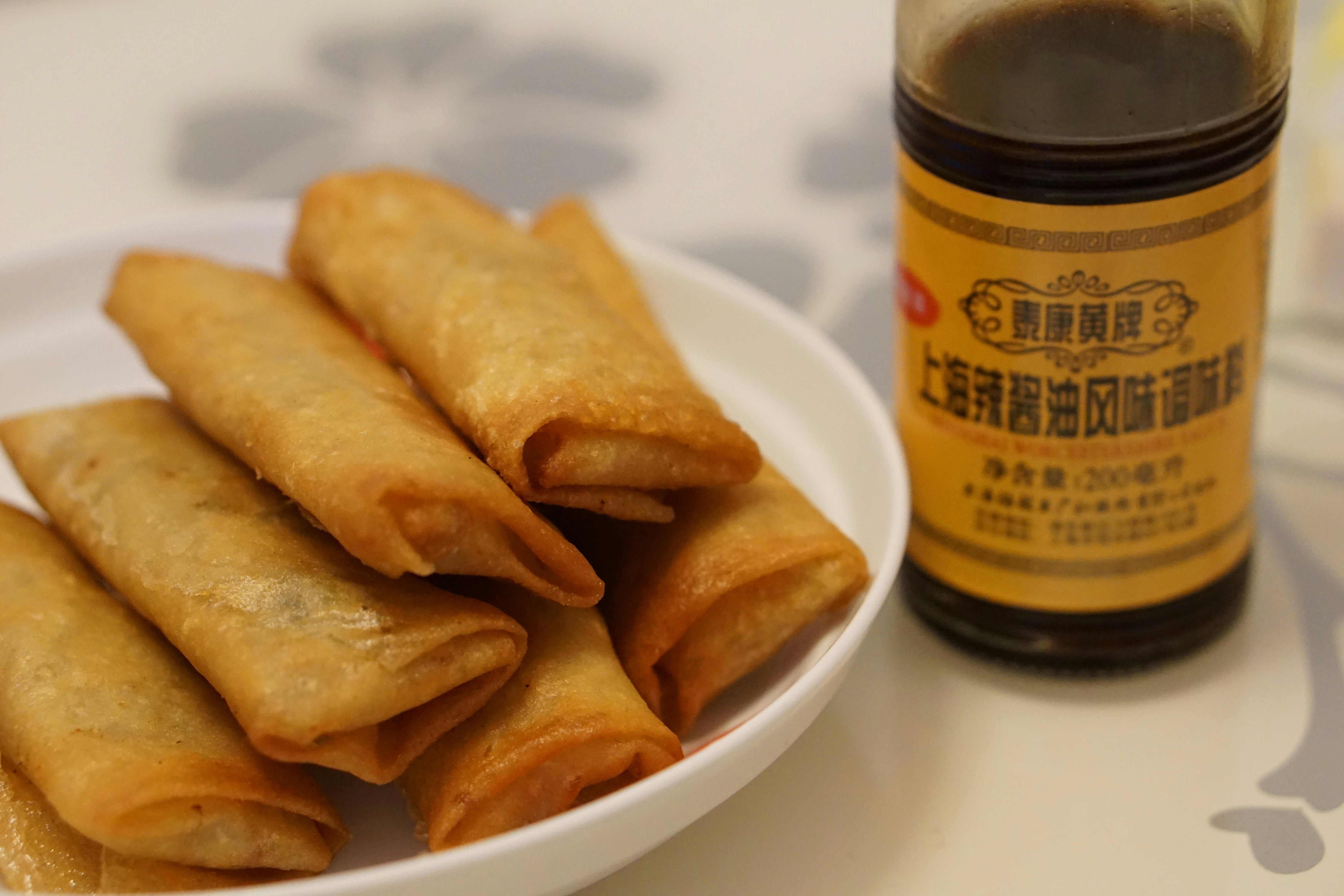 Spring rolls and sauce are ready to eat.