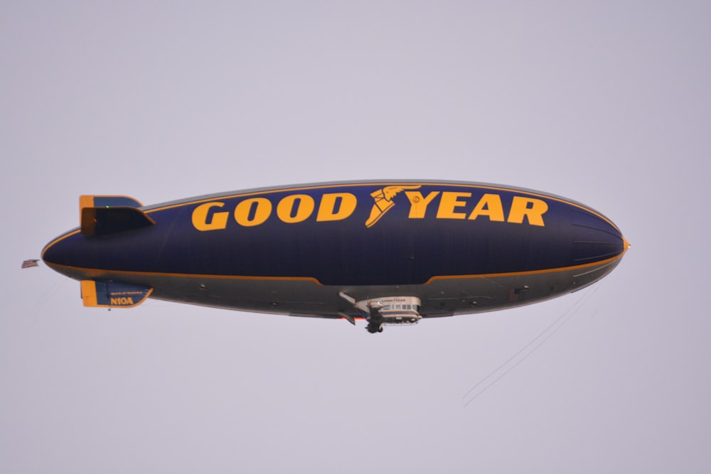 Ein großer blau-gelber Ballon fliegt am Himmel