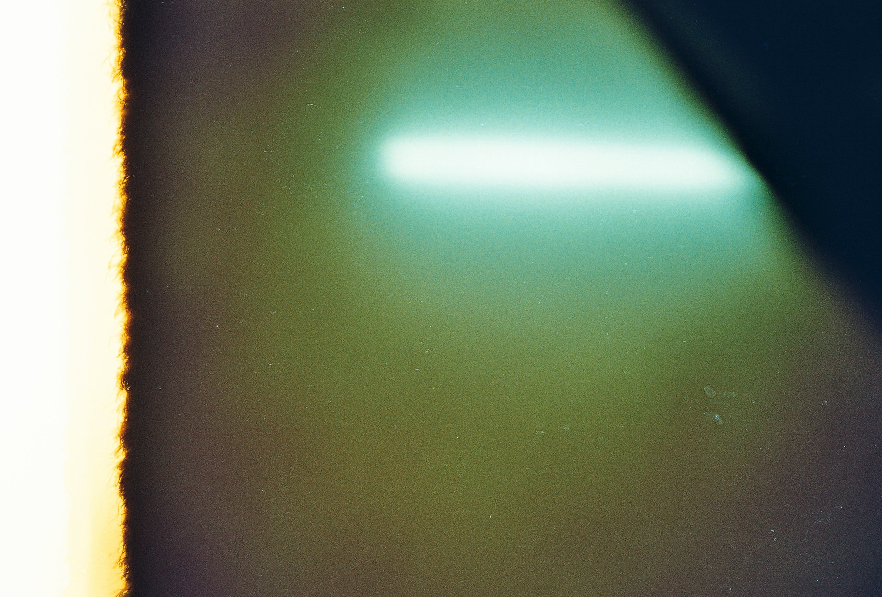 Ein verschwommenes Bild eines Lichts, das auf eine Wand scheint