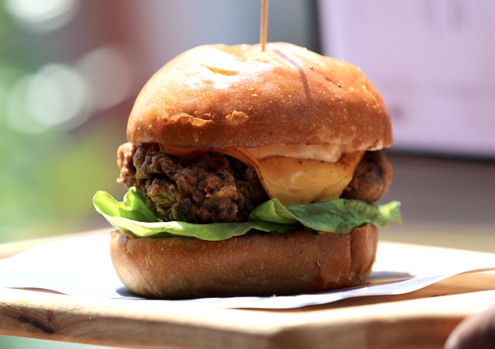 Gros plan d’un hamburger sur un plateau en bois