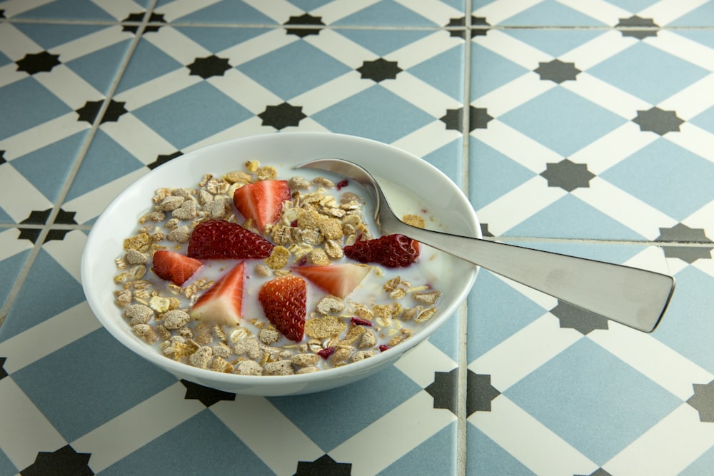 un tazón de cereal con fresas y yogur