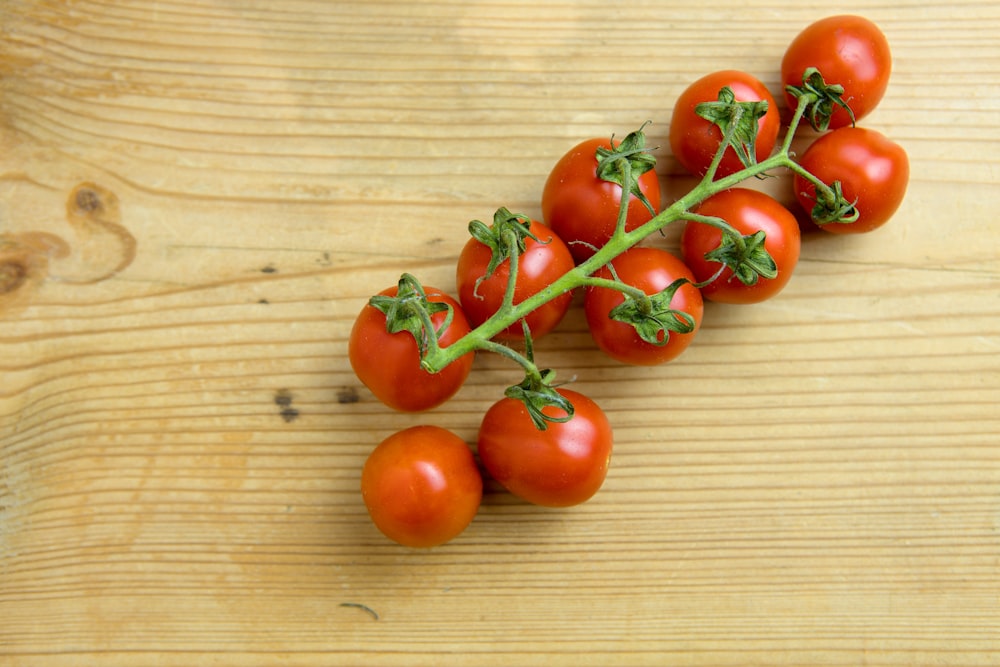 Ein Haufen Tomaten sitzt auf einem Holztisch
