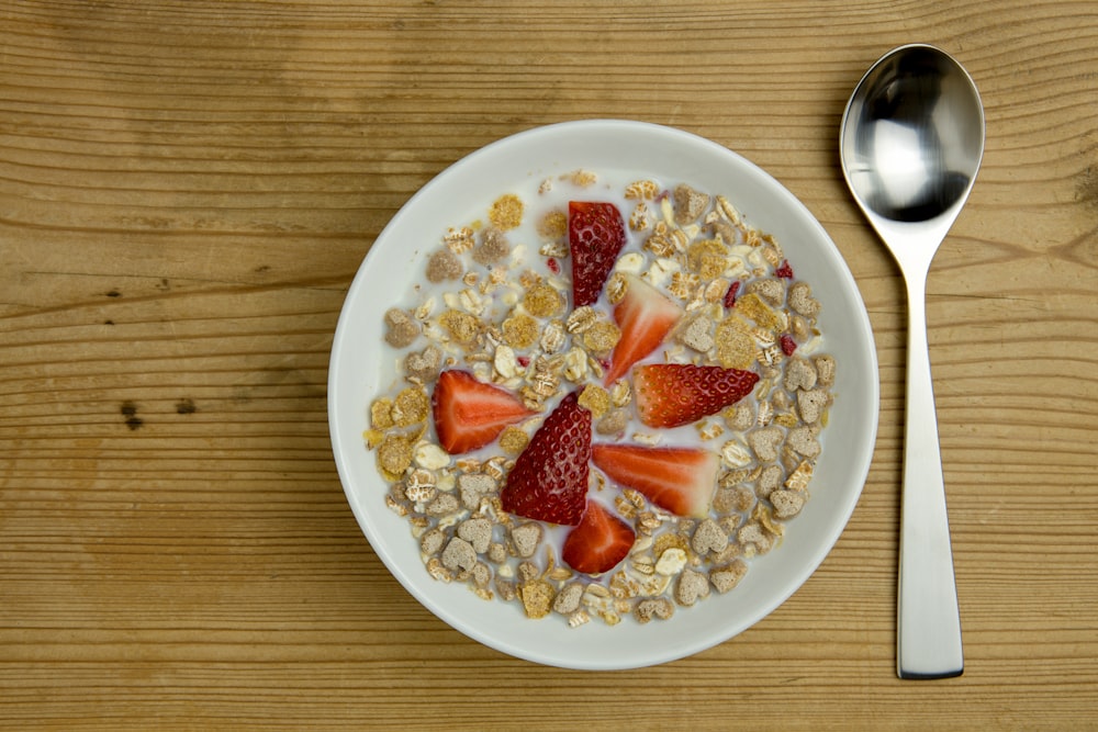 eine Schüssel Haferflocken mit Erdbeeren und Müsli