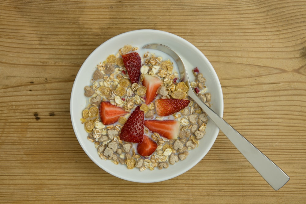 eine Schüssel Haferflocken mit Erdbeeren und Nüssen