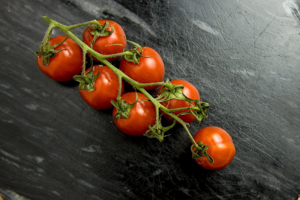 Ein Haufen Tomaten sitzt auf einem Tisch