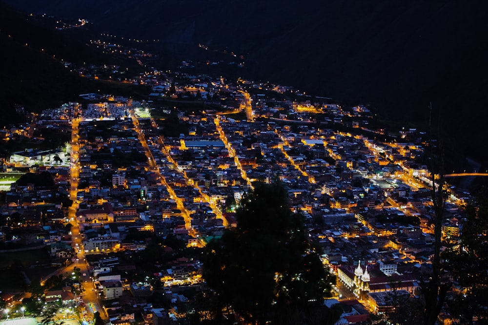 Una vista nocturna de una ciudad iluminada con luces