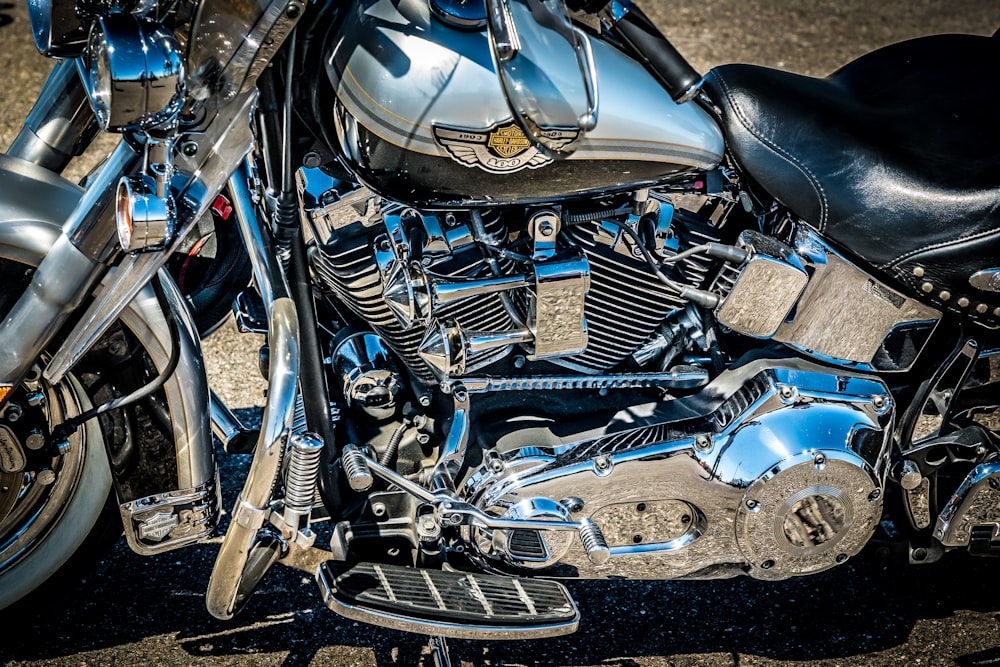 Un primer plano de una motocicleta estacionada en una calle