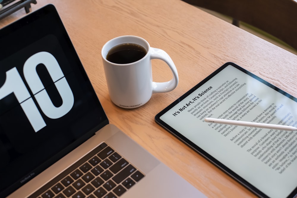 un tablet e una tazza di caffè su un tavolo