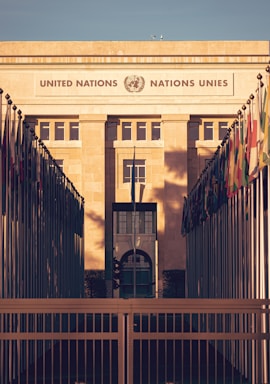 the entrance to the united nations unes building