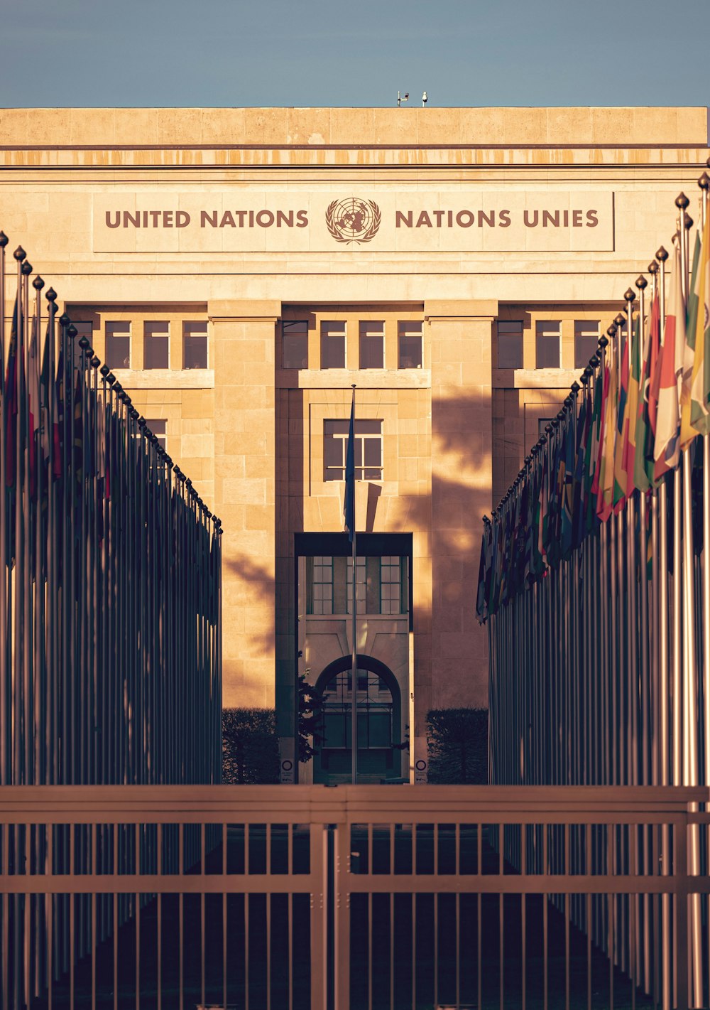 La entrada al edificio UNES de las Naciones Unidas