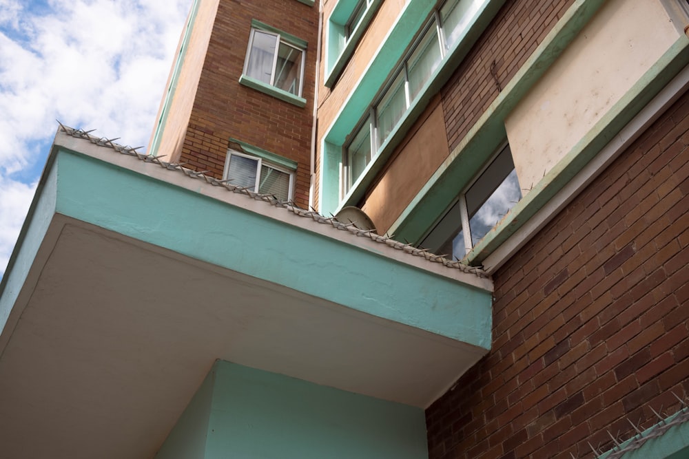 Un grand bâtiment en briques avec un fond de ciel