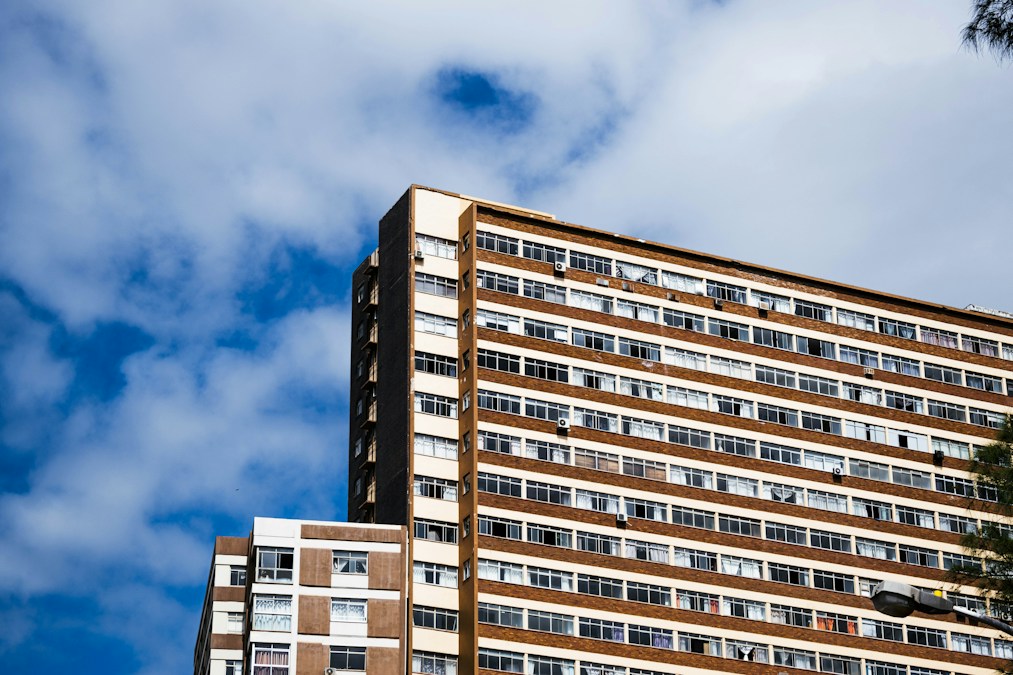 Façade d’un immeuble d’appartements sous un ciel bleu, en illustration des logements sociaux et économiques