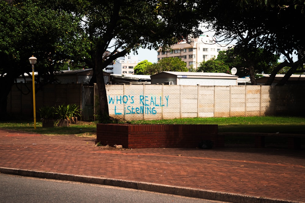 Un letrero que dice quién está realmente escuchando en el costado de un edificio