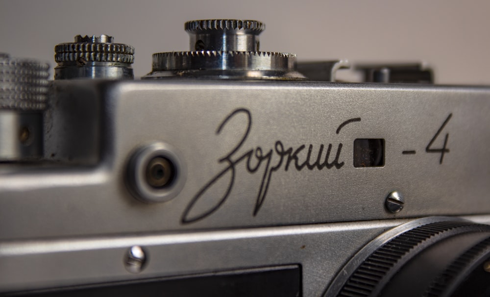 a close up of a camera with the name of the photographer