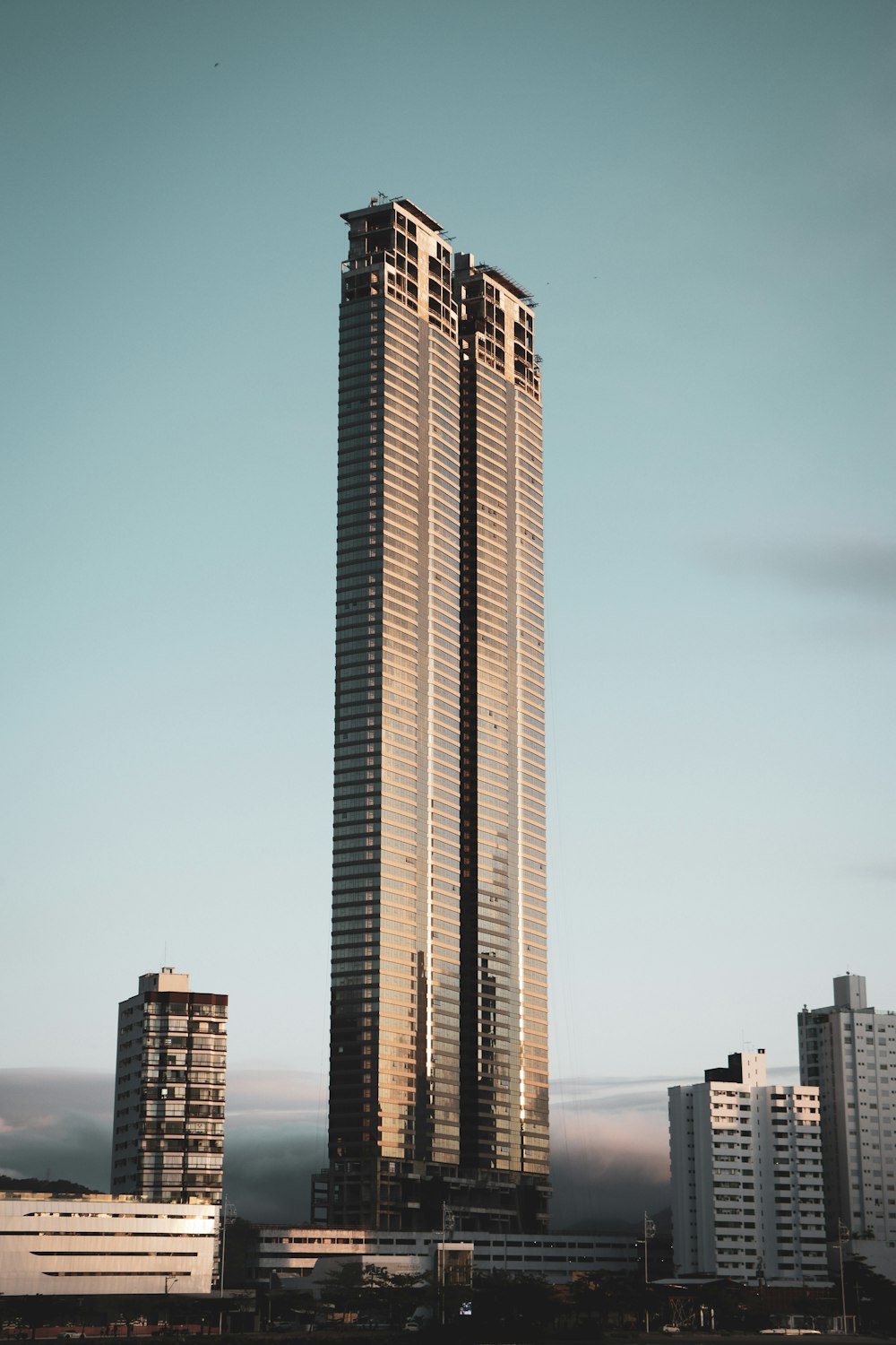 a very tall building sitting in the middle of a city