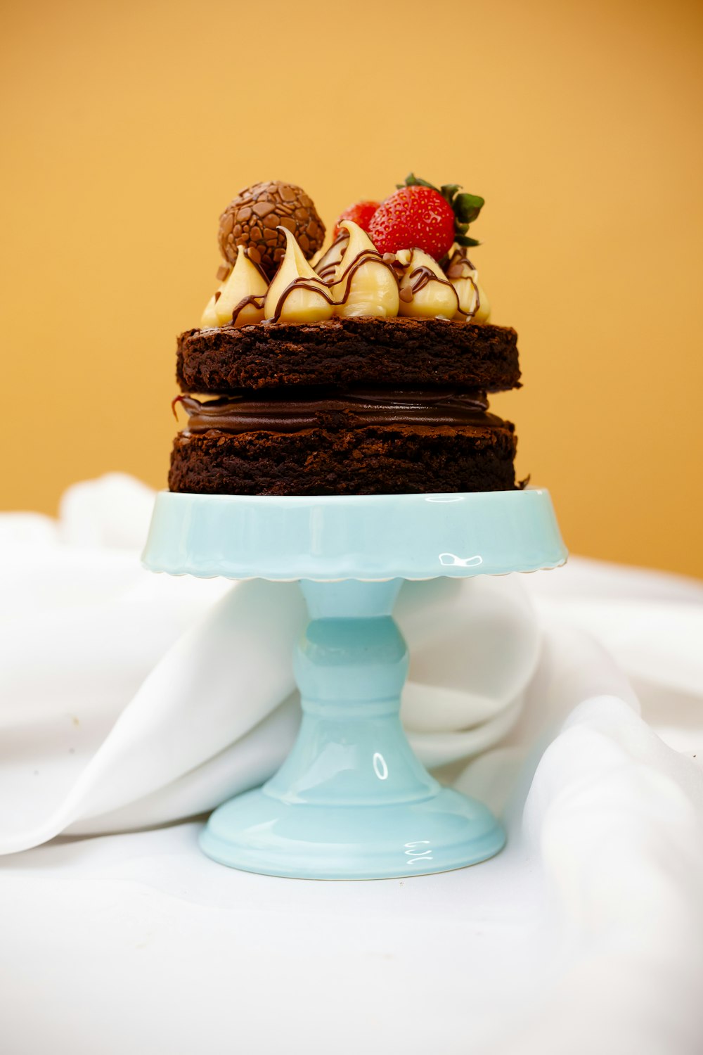 un gâteau au chocolat avec des fraises dessus
