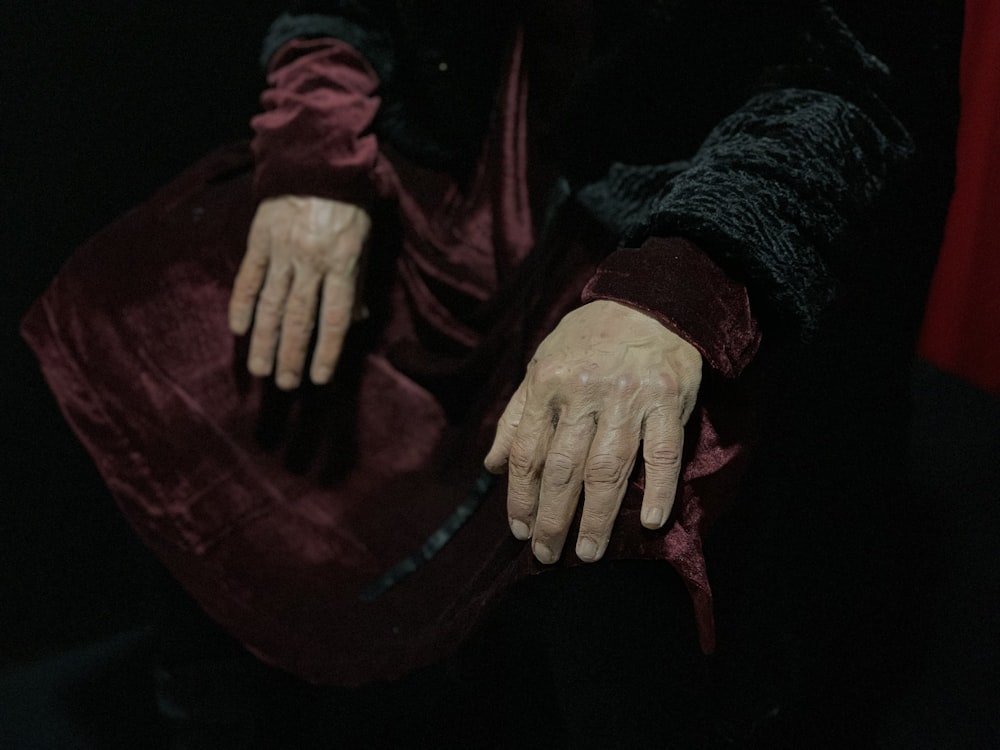 eine Person mit den Händen an einer Tasche