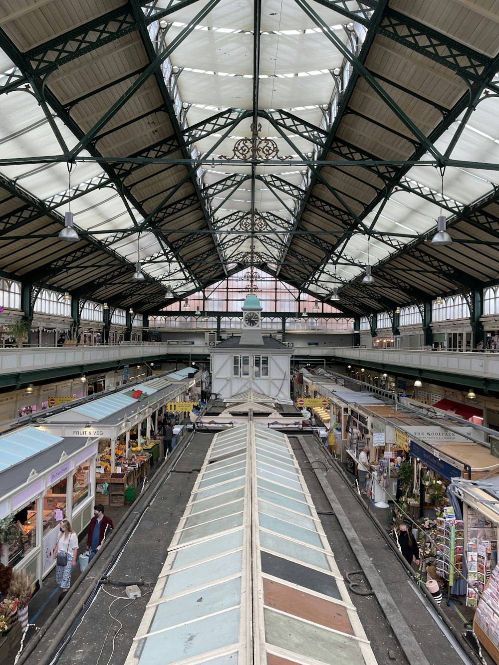 a train station filled with lots of people