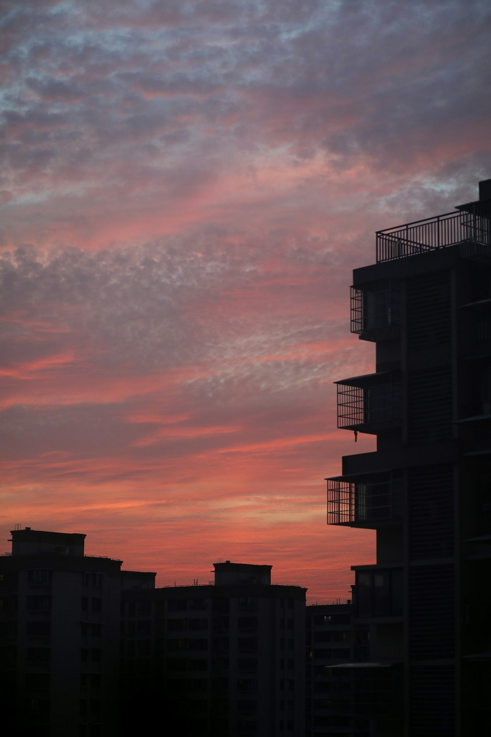 Ein Gebäude mit Balkonen und Balkonen bei Sonnenuntergang