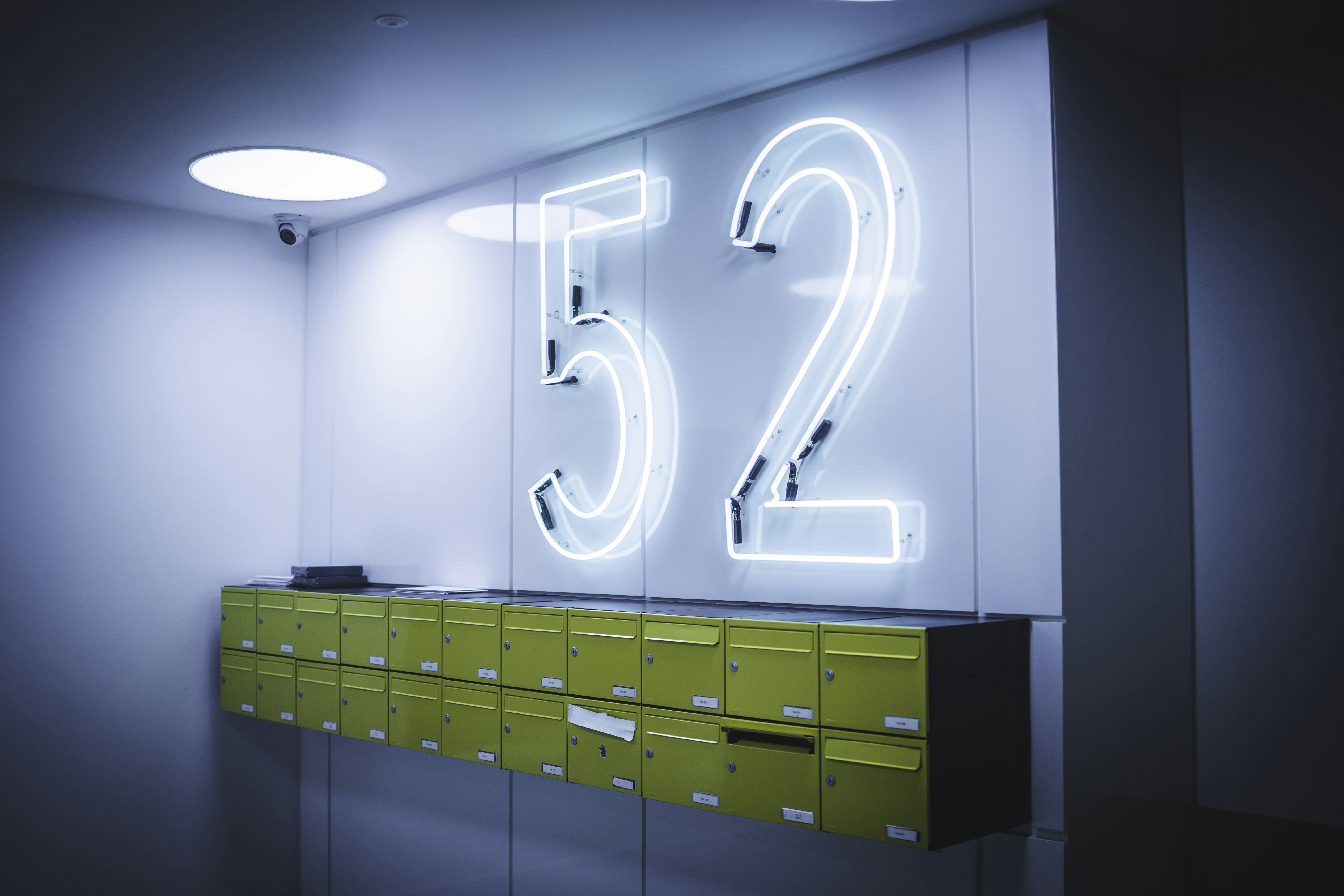 Bloc de boîtes aux lettres jaunes dans l'entrée d'immeuble