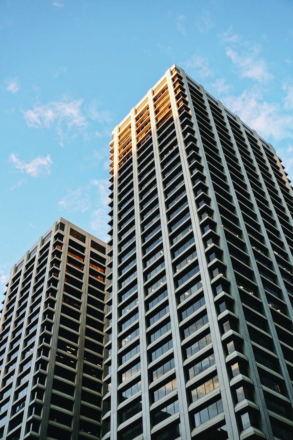 un edificio muy alto sentado al lado de otro edificio alto