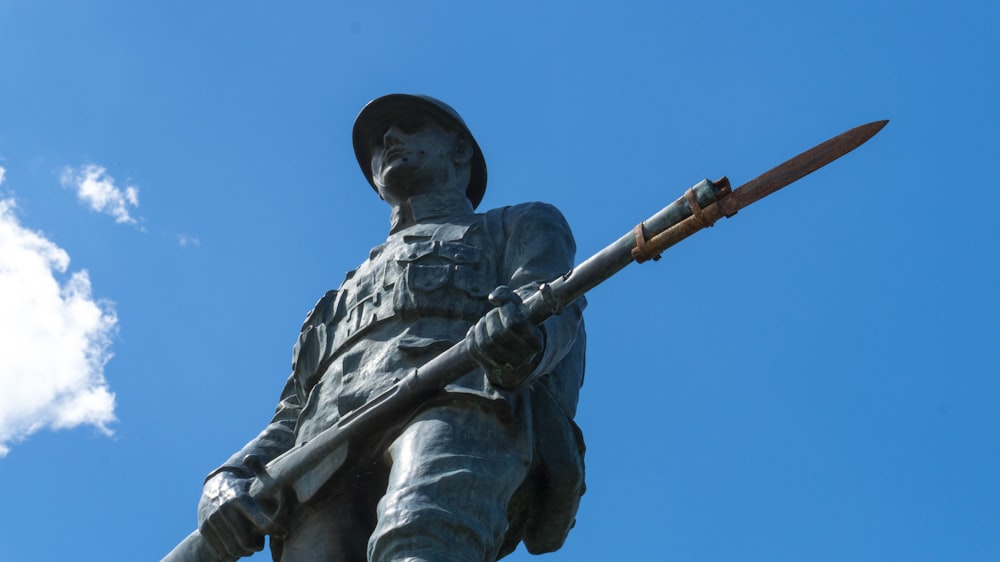 Una estatua de un soldado sosteniendo un rifle