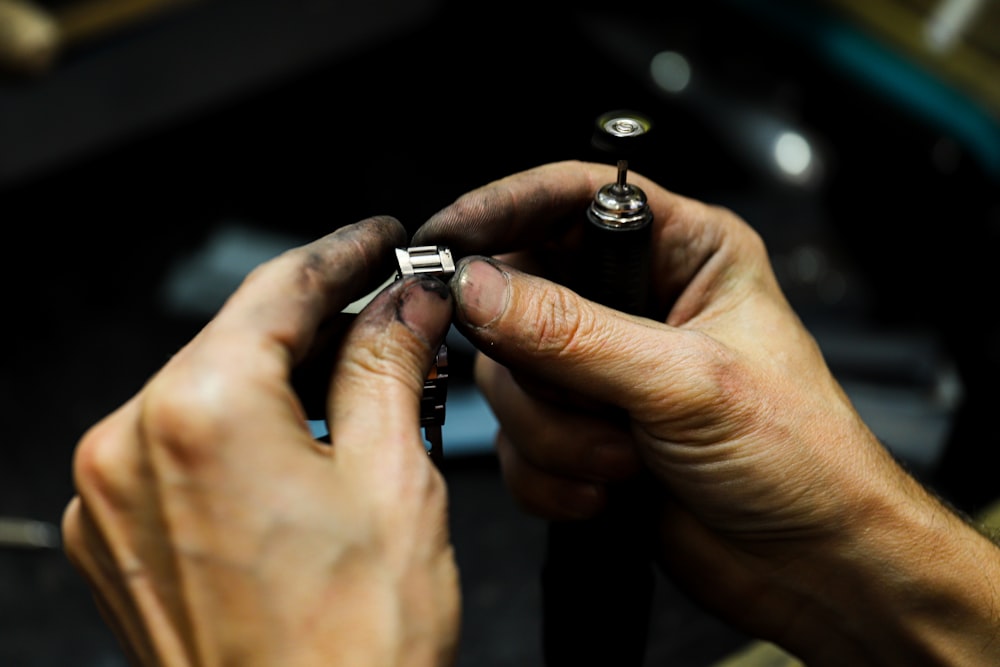 Un hombre está trabajando en una pieza de metal