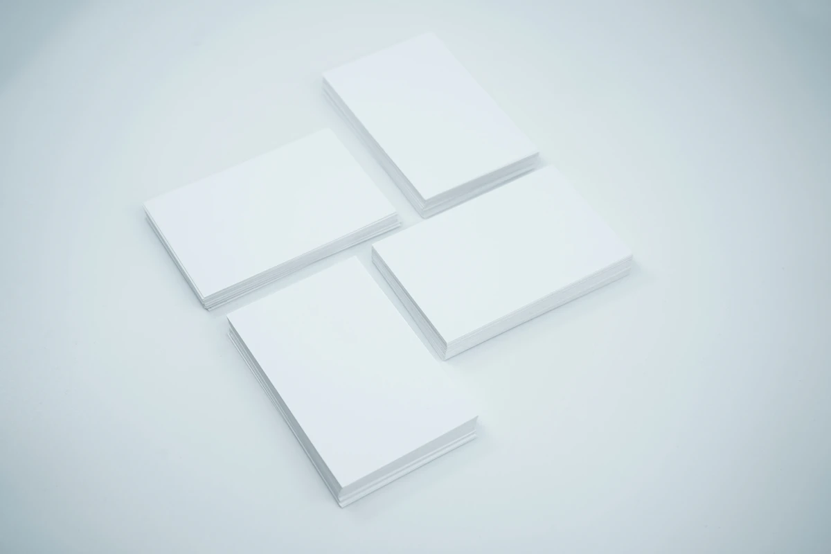 Pila de tarjetas de presentación en blanco alineadas sobre fondo de estudio