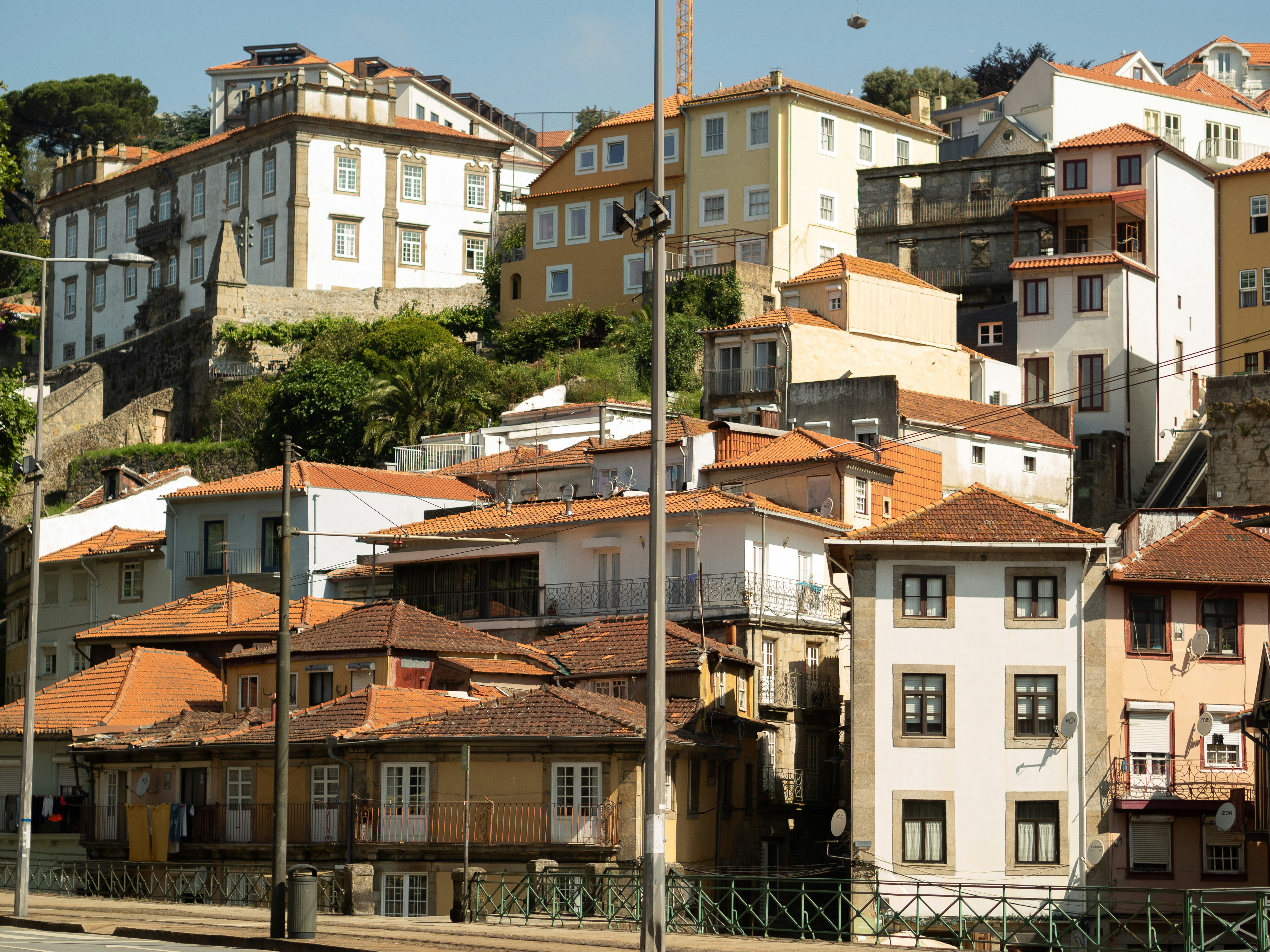 a bunch of buildings that are next to each other