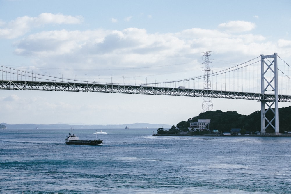 Un gran puente que se extiende sobre una gran masa de agua