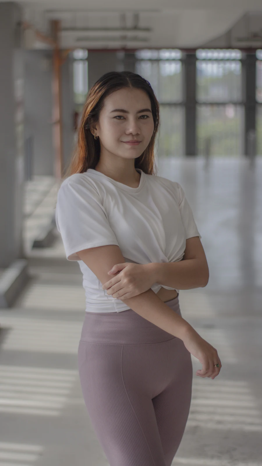 Femme souriante en tenue de sport