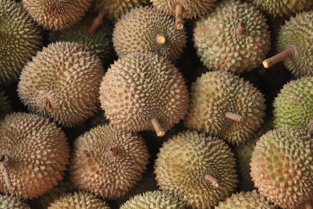 Ein Haufen Durians, die auf einem Tisch sitzen