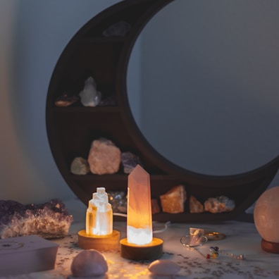 a table topped with lots of different types of rocks